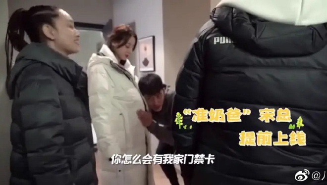 Thêm bằng chứng Địch Lệ Nhiệt Ba hẹn hò bad boy vũ phu Hoàng Cảnh Du: Ôm eo, sờ tóc, tình thế này biết chối ra sao? - Ảnh 8. Thêm bằng chứng Địch Lệ Nhiệt Ba hẹn hò bad boy vũ phu Hoàng Cảnh Du: Ôm eo, sờ tóc, tình thế này biết chối ra sao? - Ảnh 8.