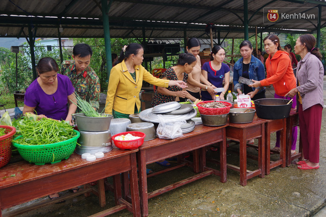 Xe cứu hộ rời hiện trường vụ sạt lở thuỷ điện Rào Trăng 3, người thân các nạn nhân vẫn túc trực chờ đợi phép màu - Ảnh 1.