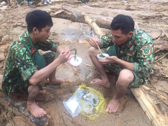 Lực lượng cứu hộ vụ sạt lở thủy điện Rào Trăng 3: Dùng sức người cuốc từng mảnh đất tìm kiếm người gặp nạn, bữa cơm vội vàng trong những bịch nilon - Ảnh 9.