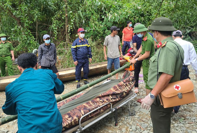 Lực lượng cứu hộ vụ sạt lở thủy điện Rào Trăng 3: Dùng sức người cuốc từng mảnh đất tìm kiếm người gặp nạn, bữa cơm vội vàng trong những bịch nilon - Ảnh 13.