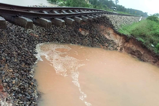 Chuyển tải hành khách đi tàu Thống Nhất từ ga Phò Trạch, Huế tới ga Đông Hà, Quảng Trị bằng ô tô và ngược lại - Ảnh 2.