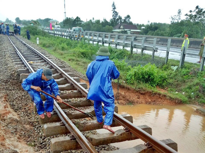 Chuyển tải hành khách đi tàu Thống Nhất từ ga Phò Trạch, Huế tới ga Đông Hà, Quảng Trị bằng ô tô và ngược lại - Ảnh 3.