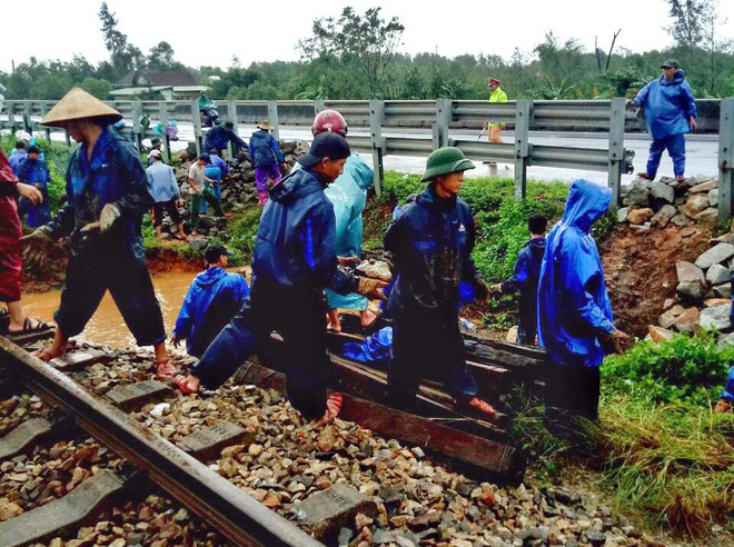 Chuyển tải hành khách đi tàu Thống Nhất từ ga Phò Trạch, Huế tới ga Đông Hà, Quảng Trị bằng ô tô và ngược lại - Ảnh 4.