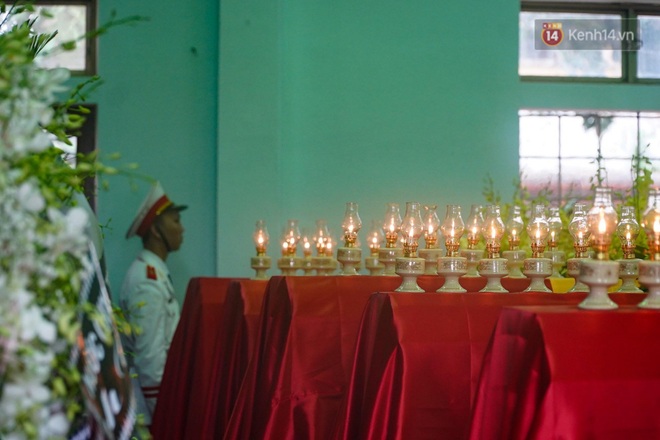Nghẹn lòng lễ viếng 13 liệt sĩ hy sinh trên đường cứu hộ tại thuỷ điện Rào Trăng 3 - Ảnh 6.