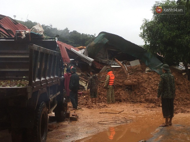 Sạt lở núi vùi lấp 22 cán bộ, chiến sĩ: Đã tìm thấy 12 thi thể, đề nghị dùng trực thăng cứu nạn - Ảnh 1.