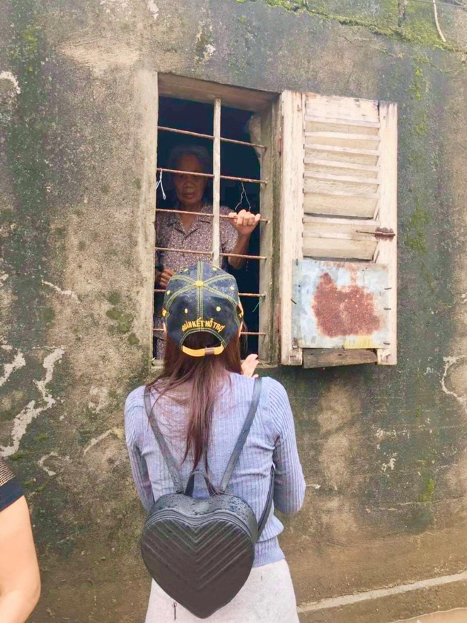 Balo đi cứu trợ miền Trung của Thủy Tiên thành hàng hot, có shop tuyên bố bán được hàng trích luôn lãi làm từ thiện - Ảnh 2. Balo đi cứu trợ miền Trung của Thủy Tiên thành hàng hot, có shop tuyên bố bán được hàng trích luôn lãi làm từ thiện - Ảnh 2.