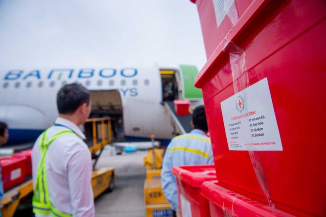 Đội mưa tiếp nhận 6 tấn hàng hóa của TW hội chữ thập đỏ Việt Nam vận chuyển bằng máy bay từ Hà Nội vào Quảng Bình - Ảnh 3.