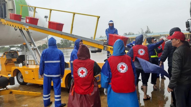 Đội mưa tiếp nhận 6 tấn hàng hóa của TW hội chữ thập đỏ Việt Nam vận chuyển bằng máy bay từ Hà Nội vào Quảng Bình - Ảnh 6.