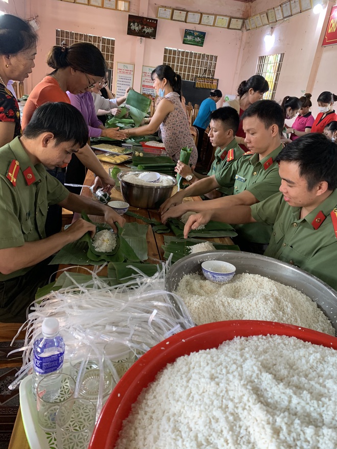 Công an Bình Phước chung tay cùng người dân gói 3.000 chiếc bánh tét tiếp sức đồng bào vùng lũ miền Trung - Ảnh 3.