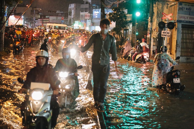 Người Sài Gòn vật lộn với đường ngập lút bánh xe, nước chảy cuồn cuộn như thác trong đêm mưa lớn - Ảnh 18. Người Sài Gòn vật lộn với đường ngập lút bánh xe, nước chảy cuồn cuộn như thác trong đêm mưa lớn - Ảnh 18.