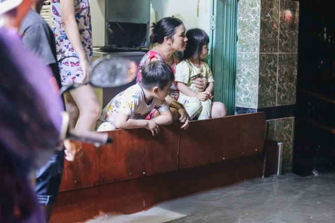 Người Sài Gòn vật lộn với đường ngập lút bánh xe, nước chảy cuồn cuộn như thác trong đêm mưa lớn - Ảnh 13. Người Sài Gòn vật lộn với đường ngập lút bánh xe, nước chảy cuồn cuộn như thác trong đêm mưa lớn - Ảnh 13.
