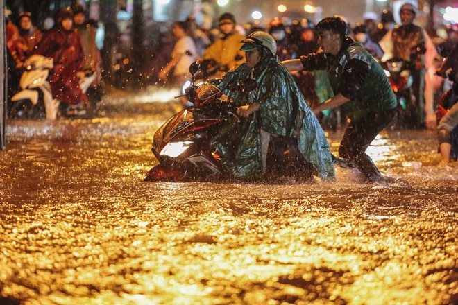 Người Sài Gòn vật lộn với đường ngập lút bánh xe, nước chảy cuồn cuộn như thác trong đêm mưa lớn - Ảnh 4. Người Sài Gòn vật lộn với đường ngập lút bánh xe, nước chảy cuồn cuộn như thác trong đêm mưa lớn - Ảnh 4.
