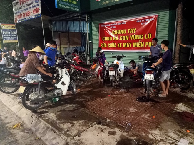 Tình người nơi lũ dữ đi qua: Hàng ngàn xe máy hỏng vì chìm trong biển nước, nhóm thợ tình nguyện sửa miễn phí cho bà con - Ảnh 10. Tình người nơi lũ dữ đi qua: Hàng ngàn xe máy hỏng vì chìm trong biển nước, nhóm thợ tình nguyện sửa miễn phí cho bà con - Ảnh 10.