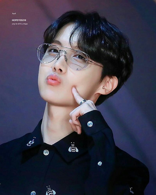 6 nam idol đẹp không camera nào bắt được: J-Hope và em trai BTS đẹp vô thực, nam thần nhà SM được khen đúng chất tổng tài ngôn tình - Ảnh 4. 6 nam idol đẹp không camera nào bắt được: J-Hope và em trai BTS đẹp vô thực, nam thần nhà SM được khen đúng chất tổng tài ngôn tình - Ảnh 4.