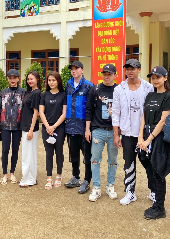 Lan Ngọc và Chi Dân bất ngờ xuất hiện chung, đồng hành với S.T, Trương Quỳnh Anh đến miền Trung để cứu trợ bà con - Ảnh 2. Lan Ngọc và Chi Dân bất ngờ xuất hiện chung, đồng hành với S.T, Trương Quỳnh Anh đến miền Trung để cứu trợ bà con - Ảnh 2.