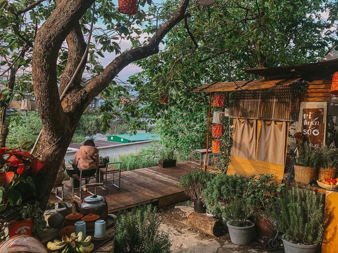 Đà Lạt có 4 quán cafe theo phong cách “chill phết” cực hiếm người biết: Nằm biệt lập giữa rừng thông, đứng góc nào sống ảo cũng đẹp - Ảnh 10. Đà Lạt có 4 quán cafe theo phong cách “chill phết” cực hiếm người biết: Nằm biệt lập giữa rừng thông, đứng góc nào sống ảo cũng đẹp - Ảnh 10.