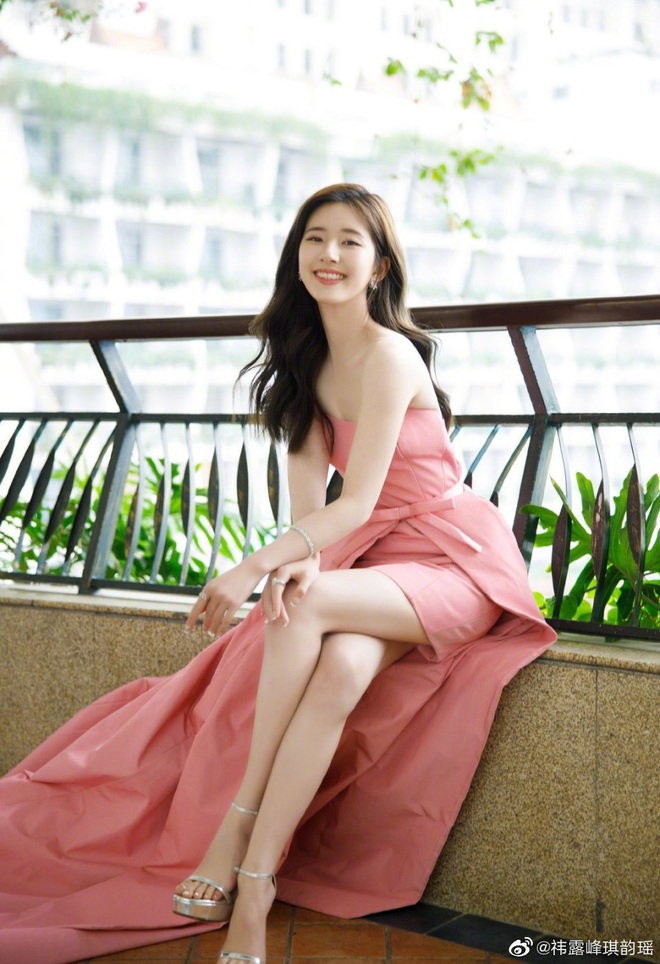 Tổ hợp visual gây bão Weibo: Triệu Lộ Tư dễ thương muốn xỉu, Bạch Lộc bốc lửa bỗng lột xác bất ngờ - Ảnh 12. Tổ hợp visual gây bão Weibo: Triệu Lộ Tư dễ thương muốn xỉu, Bạch Lộc bốc lửa bỗng lột xác bất ngờ - Ảnh 12.