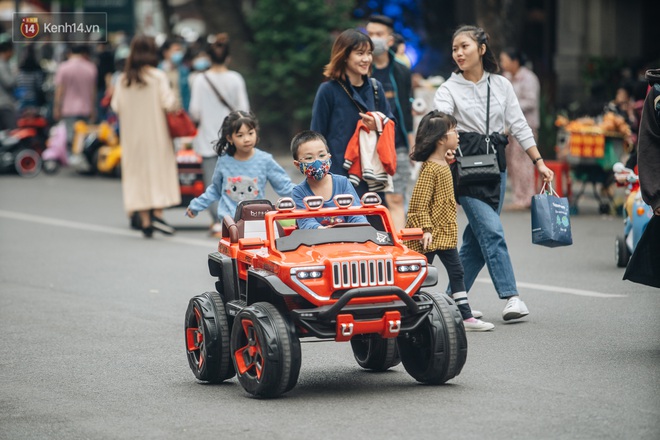Ảnh: Trời se lạnh tuyệt đẹp trong ngày cuối tuần, người Hà Nội đổ xô lên phố đi bộ vui chơi - Ảnh 8. Ảnh: Trời se lạnh tuyệt đẹp trong ngày cuối tuần, người Hà Nội đổ xô lên phố đi bộ vui chơi - Ảnh 8.
