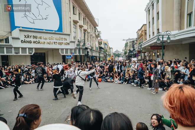 Ảnh: Trời se lạnh tuyệt đẹp trong ngày cuối tuần, người Hà Nội đổ xô lên phố đi bộ vui chơi - Ảnh 1. Ảnh: Trời se lạnh tuyệt đẹp trong ngày cuối tuần, người Hà Nội đổ xô lên phố đi bộ vui chơi - Ảnh 1.