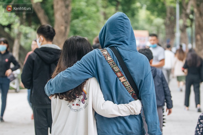 Ảnh: Trời se lạnh tuyệt đẹp trong ngày cuối tuần, người Hà Nội đổ xô lên phố đi bộ vui chơi - Ảnh 7. Ảnh: Trời se lạnh tuyệt đẹp trong ngày cuối tuần, người Hà Nội đổ xô lên phố đi bộ vui chơi - Ảnh 7.