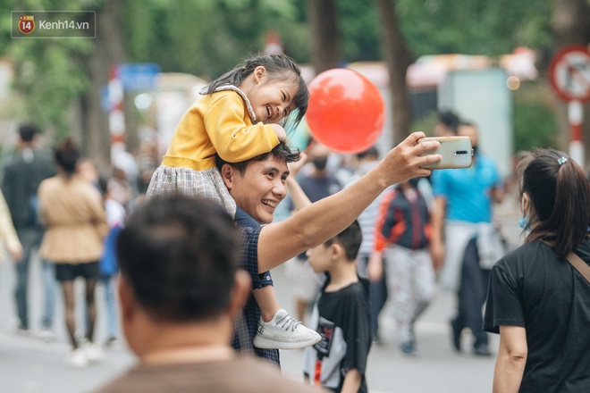 Ảnh: Trời se lạnh tuyệt đẹp trong ngày cuối tuần, người Hà Nội đổ xô lên phố đi bộ vui chơi - Ảnh 4. Ảnh: Trời se lạnh tuyệt đẹp trong ngày cuối tuần, người Hà Nội đổ xô lên phố đi bộ vui chơi - Ảnh 4.