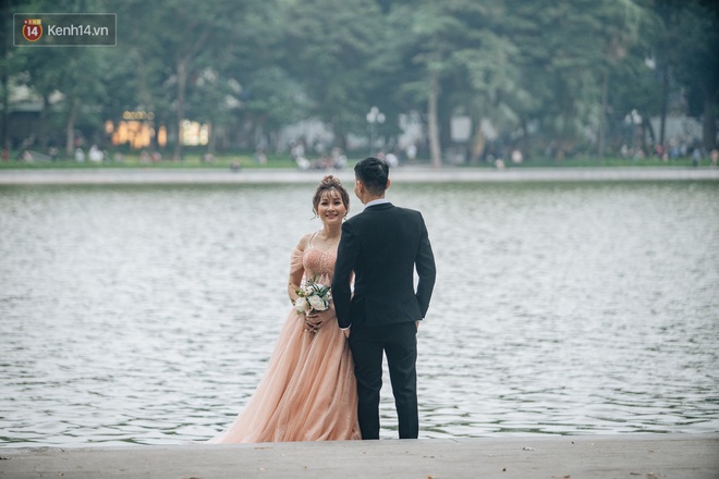 Ảnh: Trời se lạnh tuyệt đẹp trong ngày cuối tuần, người Hà Nội đổ xô lên phố đi bộ vui chơi - Ảnh 9. Ảnh: Trời se lạnh tuyệt đẹp trong ngày cuối tuần, người Hà Nội đổ xô lên phố đi bộ vui chơi - Ảnh 9.
