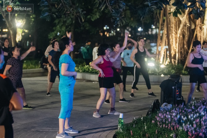 Ảnh: Trời se lạnh tuyệt đẹp trong ngày cuối tuần, người Hà Nội đổ xô lên phố đi bộ vui chơi - Ảnh 12. Ảnh: Trời se lạnh tuyệt đẹp trong ngày cuối tuần, người Hà Nội đổ xô lên phố đi bộ vui chơi - Ảnh 12.