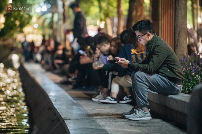 Ảnh: Trời se lạnh tuyệt đẹp trong ngày cuối tuần, người Hà Nội đổ xô lên phố đi bộ vui chơi - Ảnh 18. Ảnh: Trời se lạnh tuyệt đẹp trong ngày cuối tuần, người Hà Nội đổ xô lên phố đi bộ vui chơi - Ảnh 18.