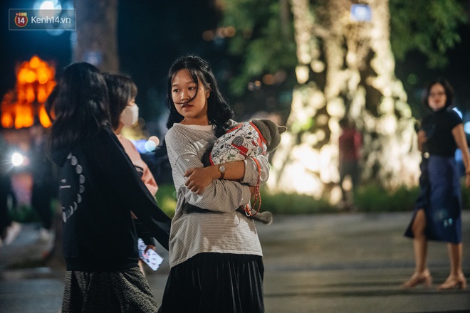 Ảnh: Trời se lạnh tuyệt đẹp trong ngày cuối tuần, người Hà Nội đổ xô lên phố đi bộ vui chơi - Ảnh 16. Ảnh: Trời se lạnh tuyệt đẹp trong ngày cuối tuần, người Hà Nội đổ xô lên phố đi bộ vui chơi - Ảnh 16.