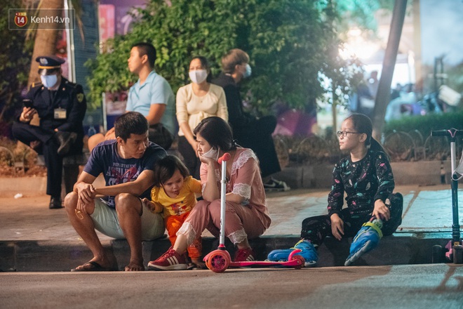 Ảnh: Trời se lạnh tuyệt đẹp trong ngày cuối tuần, người Hà Nội đổ xô lên phố đi bộ vui chơi - Ảnh 20. Ảnh: Trời se lạnh tuyệt đẹp trong ngày cuối tuần, người Hà Nội đổ xô lên phố đi bộ vui chơi - Ảnh 20.