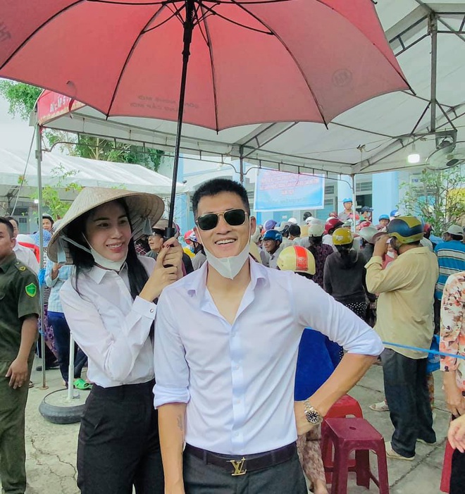 Công Vinh giữ lời hứa hộ tống Thuỷ Tiên đi cứu trợ miền Trung đợt 2, bất chấp bão số 9 đang về - Ảnh 1. Công Vinh giữ lời hứa hộ tống Thuỷ Tiên đi cứu trợ miền Trung đợt 2, bất chấp bão số 9 đang về - Ảnh 1.