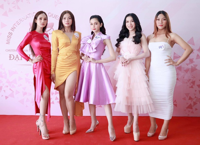 Lương Mỹ Kỳ đọ dáng cùng dàn thí sinh Đại Sứ Hoàn Mỹ: Chiều cao hạn chế nhưng nhan sắc có bị lép vế? - Ảnh 3. Lương Mỹ Kỳ đọ dáng cùng dàn thí sinh Đại Sứ Hoàn Mỹ: Chiều cao hạn chế nhưng nhan sắc có bị lép vế? - Ảnh 3.