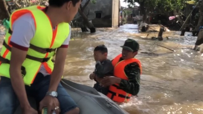 Người đàn ông lao xuống bế cậu bé dưới dòng nước lũ: Hành động của tôi chỉ là phản xạ tự nhiên, bế cháu bé lên mà trái tim tôi thấy nhói - Ảnh 3. Người đàn ông lao xuống bế cậu bé dưới dòng nước lũ: Hành động của tôi chỉ là phản xạ tự nhiên, bế cháu bé lên mà trái tim tôi thấy nhói - Ảnh 3.