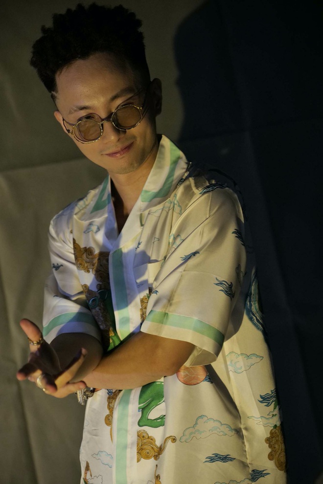 Rap Việt thiếu gì tranh cãi: MC bị chỉ trích phát ngôn vớ vẩn, giám khảo cà khịa show đối thủ đến thí sinh cũng chơi xấu, đạo nhạc? - Ảnh 21. Rap Việt thiếu gì tranh cãi: MC bị chỉ trích phát ngôn vớ vẩn, giám khảo cà khịa show đối thủ đến thí sinh cũng chơi xấu, đạo nhạc? - Ảnh 21.