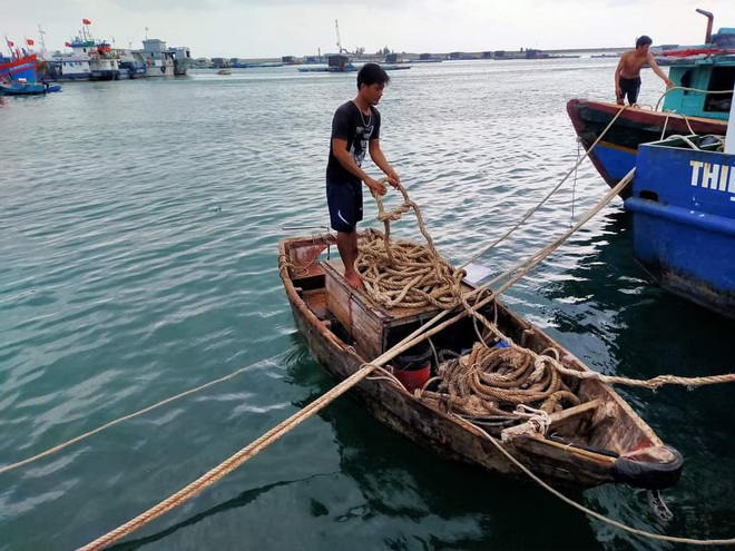 Quảng Ngãi cho học sinh nghỉ học, xem xét cho lao động nghỉ làm 2 ngày để chống bão số 9 - Ảnh 1. Quảng Ngãi cho học sinh nghỉ học, xem xét cho lao động nghỉ làm 2 ngày để chống bão số 9 - Ảnh 1.