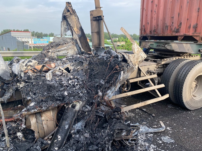 Xe container bốc cháy thành than trên cao tốc TP.HCM - Trung Lương - Ảnh 2. Xe container bốc cháy thành than trên cao tốc TP.HCM - Trung Lương - Ảnh 2.