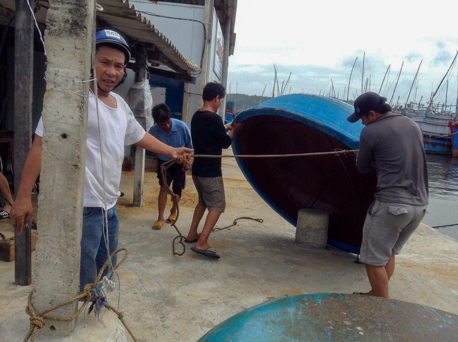 Ngư dân Bình Định tấp nập gia cố tàu thuyền tránh bão số 9 đang vào bờ - Ảnh 4. Ngư dân Bình Định tấp nập gia cố tàu thuyền tránh bão số 9 đang vào bờ - Ảnh 4.