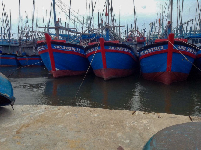 Ngư dân Bình Định tấp nập gia cố tàu thuyền tránh bão số 9 đang vào bờ - Ảnh 2. Ngư dân Bình Định tấp nập gia cố tàu thuyền tránh bão số 9 đang vào bờ - Ảnh 2.