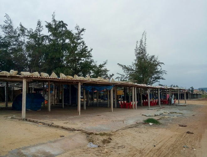 Ngư dân Bình Định tấp nập gia cố tàu thuyền tránh bão số 9 đang vào bờ - Ảnh 10. Ngư dân Bình Định tấp nập gia cố tàu thuyền tránh bão số 9 đang vào bờ - Ảnh 10.