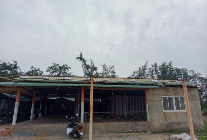 Ngư dân Bình Định tấp nập gia cố tàu thuyền tránh bão số 9 đang vào bờ - Ảnh 11. Ngư dân Bình Định tấp nập gia cố tàu thuyền tránh bão số 9 đang vào bờ - Ảnh 11.