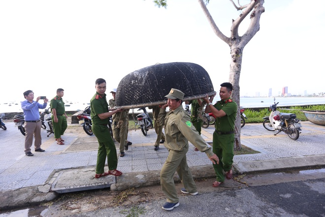 Đà Nẵng cấm người dân ra đường từ 20h tối nay, cho người lao động nghỉ làm ngày 28/10 - Ảnh 1. Đà Nẵng cấm người dân ra đường từ 20h tối nay, cho người lao động nghỉ làm ngày 28/10 - Ảnh 1.