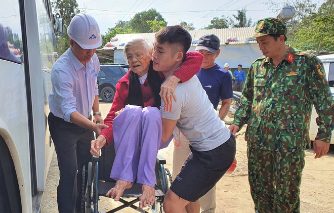 Quảng Ngãi: Di dời 5.000 người dân tại khu vực nguy hiểm tránh bão số 9 - Ảnh 3. Quảng Ngãi: Di dời 5.000 người dân tại khu vực nguy hiểm tránh bão số 9 - Ảnh 3.