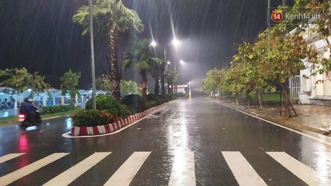 Bão số 9 đang tiến sát đất liền: Gió rít liên hồi, mưa to ở Lý Sơn, nhiều nhà dân bị tốc mái - Ảnh 2.