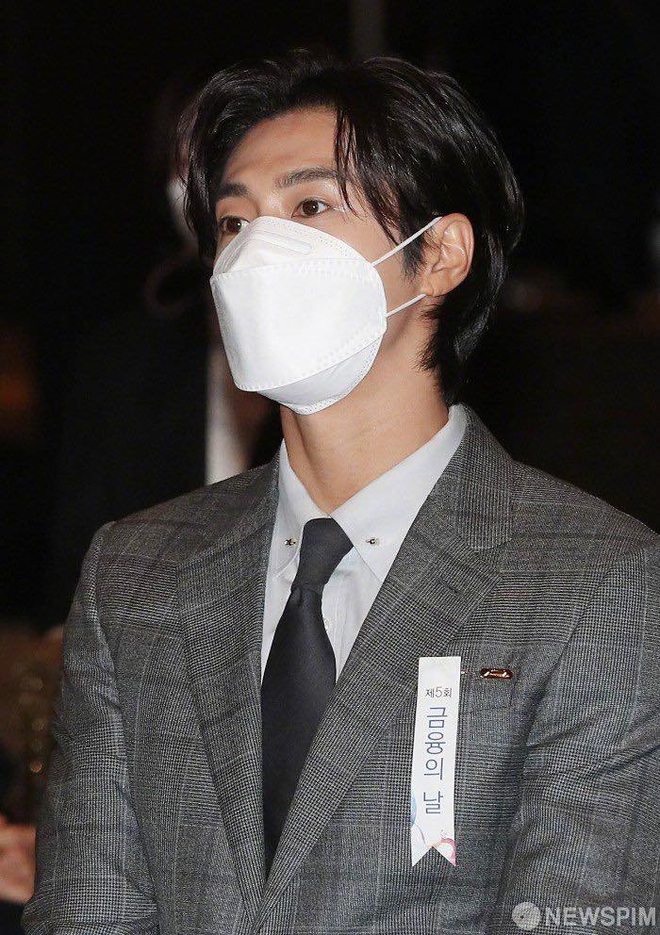 Nam thần Yunho (DBSK) nhận bằng khen từ Tổng thống, minh tinh Go So Young lộ diện sau bê bối săn gái của Jang Dong Gun - Ảnh 7. Nam thần Yunho (DBSK) nhận bằng khen từ Tổng thống, minh tinh Go So Young lộ diện sau bê bối săn gái của Jang Dong Gun - Ảnh 7.