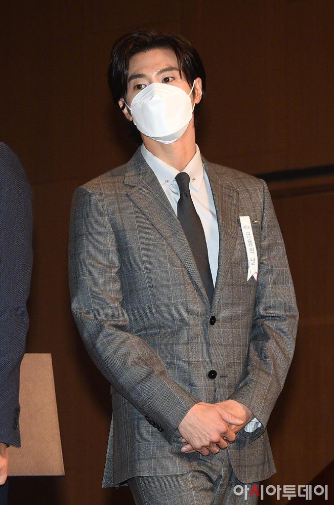 Nam thần Yunho (DBSK) nhận bằng khen từ Tổng thống, minh tinh Go So Young lộ diện sau bê bối săn gái của Jang Dong Gun - Ảnh 5. Nam thần Yunho (DBSK) nhận bằng khen từ Tổng thống, minh tinh Go So Young lộ diện sau bê bối săn gái của Jang Dong Gun - Ảnh 5.
