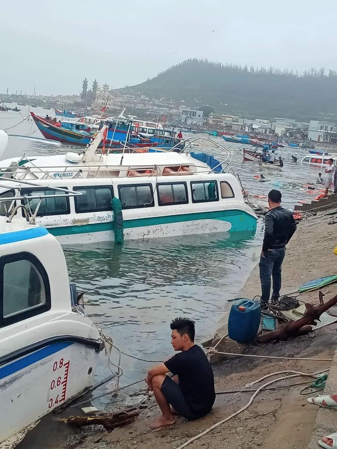 Bão số 9 sầm sập đổ bộ đất liền: Gió giật kinh hoàng làm tốc mái nhiều trường học và nhà dân, 2 người chết, nhiều người bị thương - Ảnh 4.