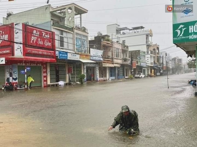 Bão số 9 sầm sập đổ bộ đất liền: Gió giật kinh hoàng làm tốc mái nhiều trường học và nhà dân, 2 người chết, 7 người bị thương - Ảnh 6.