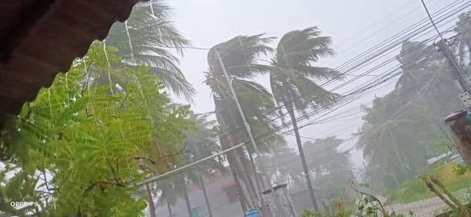 Bão số 9 sắp đổ bộ: Gió giật mạnh ở Quảng Ngãi, đã có nhà bị tốc mái; Hội An ngập sâu nhiều tuyến đường - Ảnh 4.