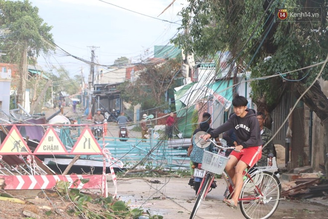 Bão số 9 quần thảo dữ dội trên đất liền: Quảng Nam sạt lở núi vùi lấp nhiều nhà, phần bão mạnh nhất hiện tập trung ở Gia Lai - Kon Tum - Ảnh 10.