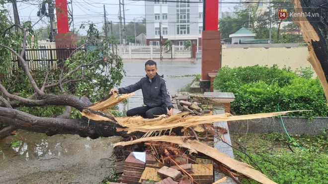 Bão số 9 quần thảo dữ dội trên đất liền: Quảng Nam sạt lở núi vùi lấp nhiều nhà, phần bão mạnh nhất hiện tập trung ở Gia Lai - Kon Tum - Ảnh 8.